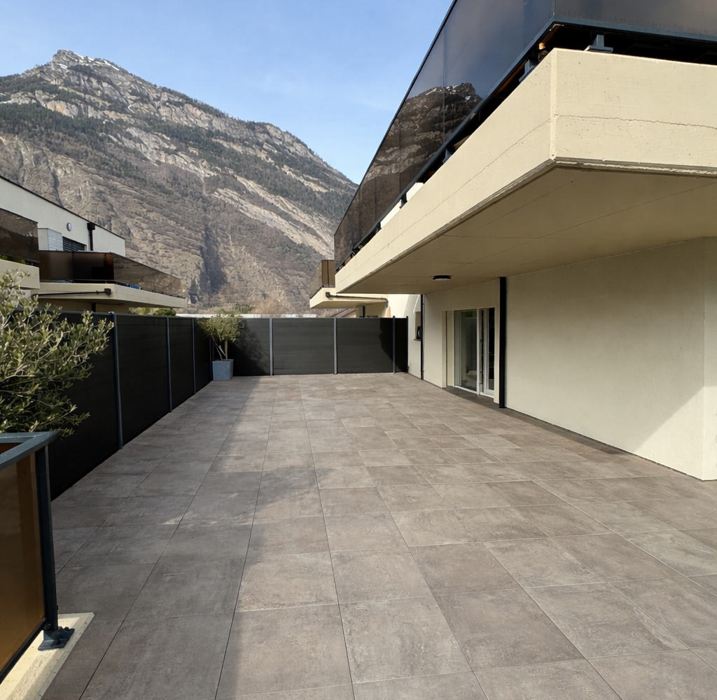 Große Dachterrasse mit Bergblick