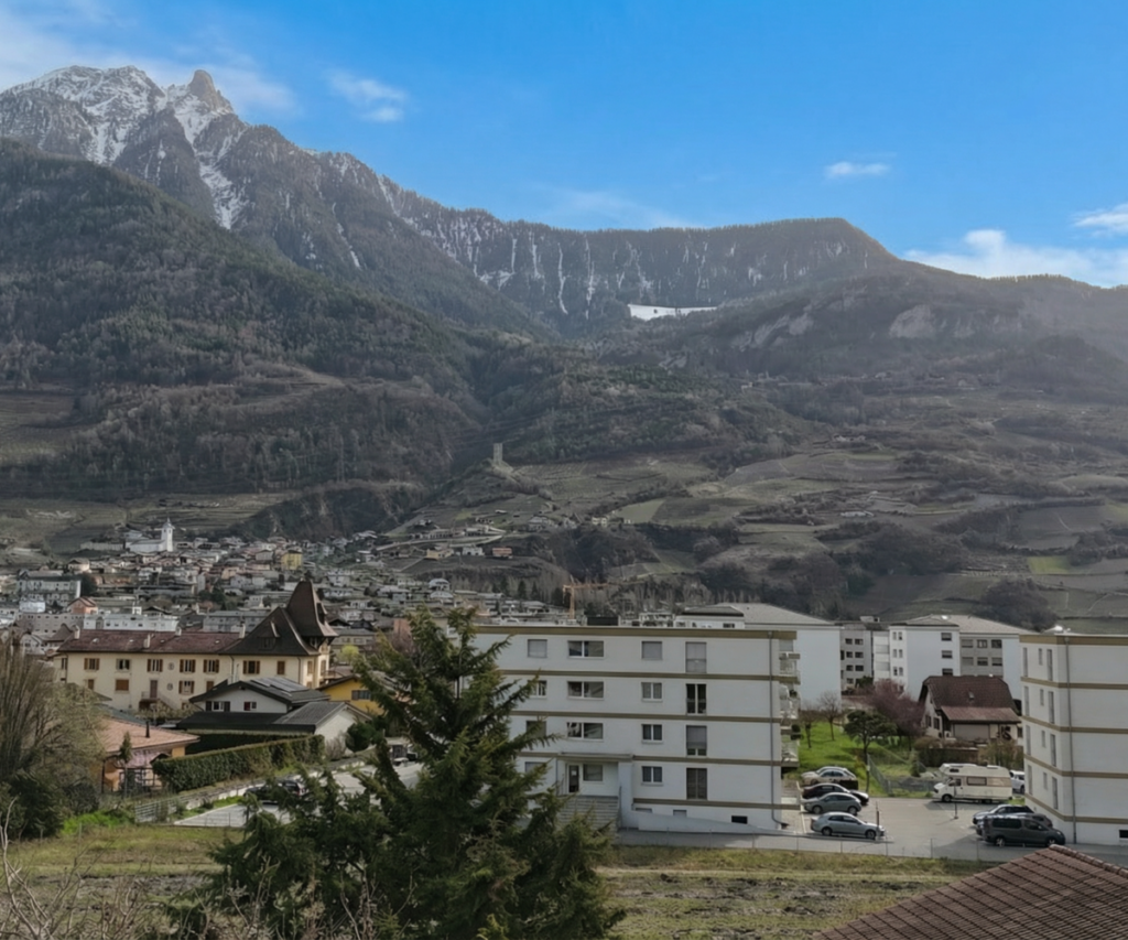 Alpenpanorama mit Stadt im Vordergrund