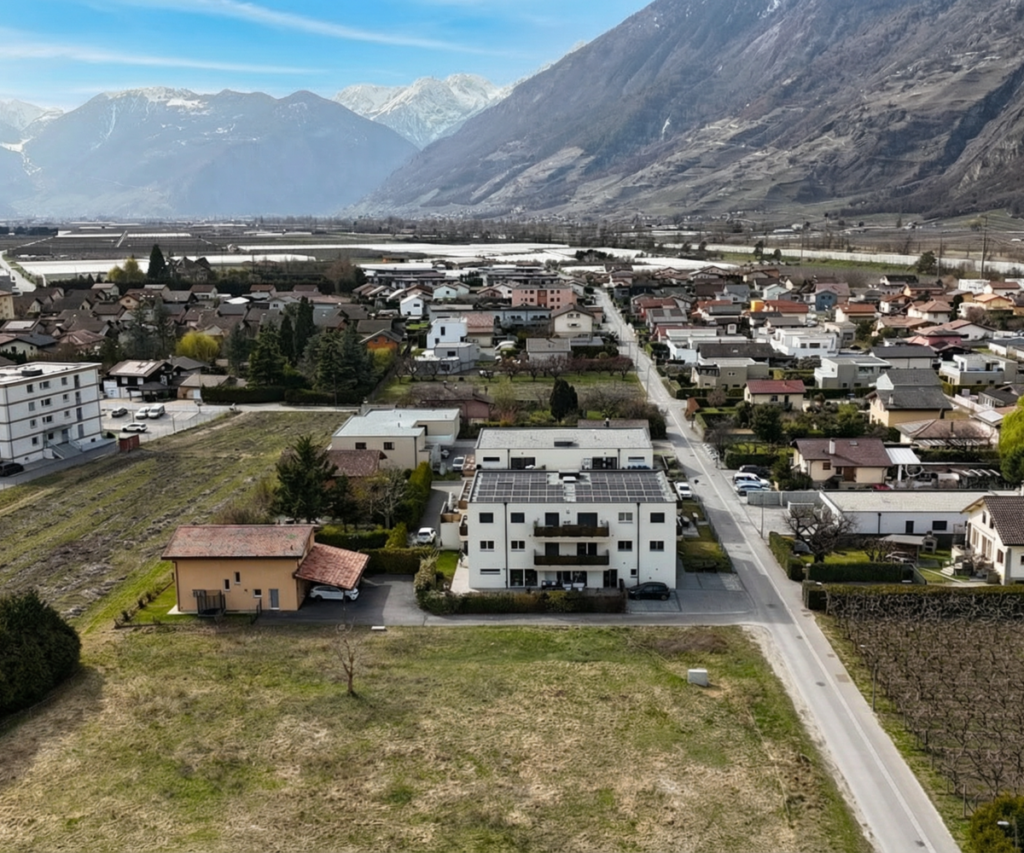 Luftaufnahme einer Wohnsiedlung im Alpenraum