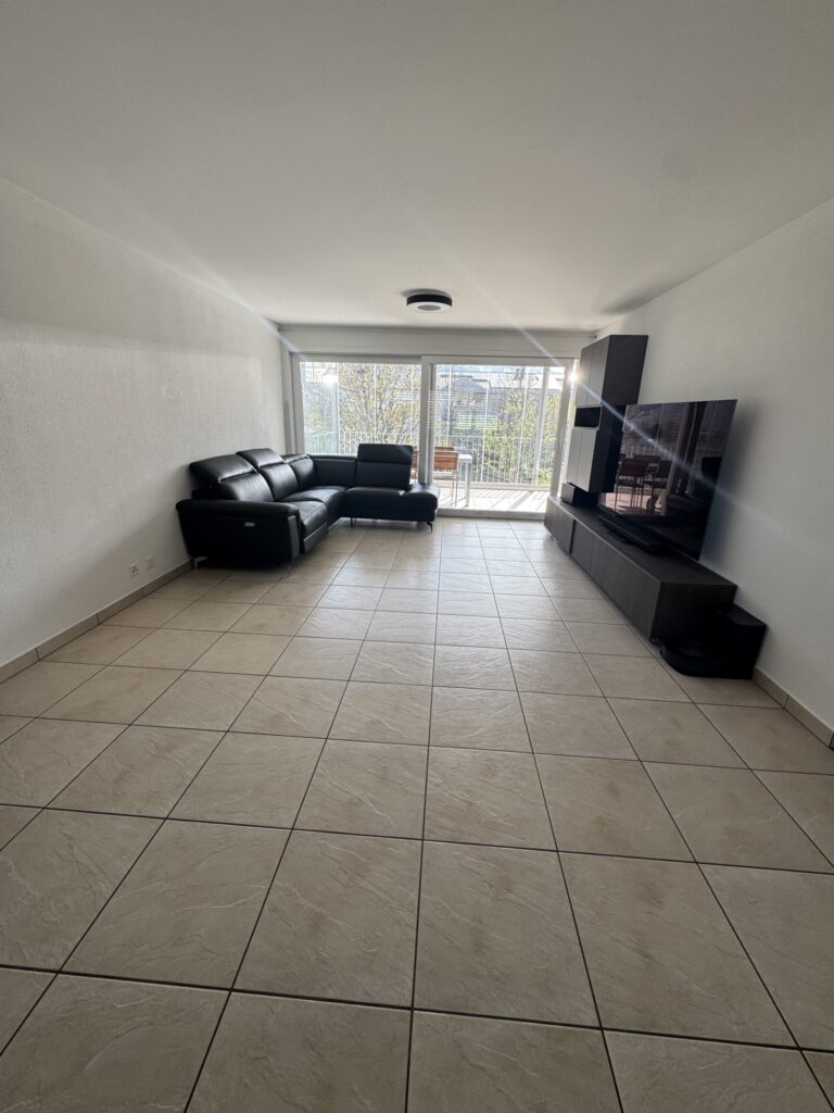 Helles Wohnzimmer mit Balkonzugang