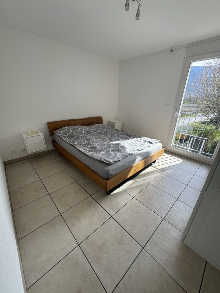 Schlafzimmer mit Balkonblick