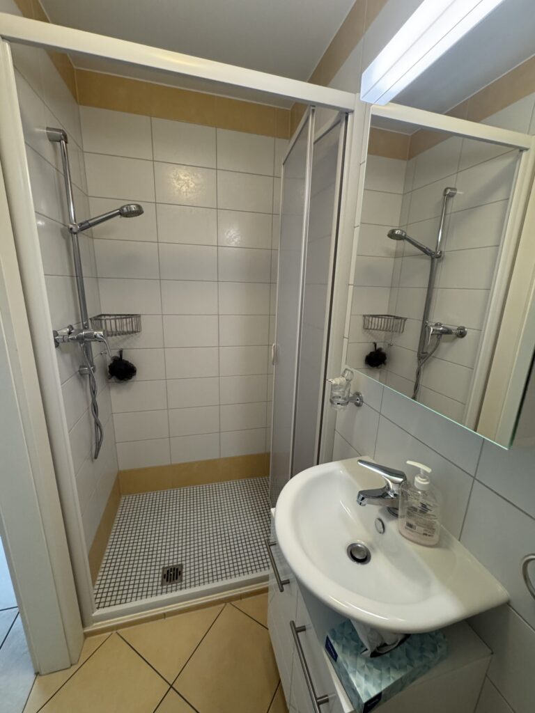 Kompakte Dusche mit Waschbecken