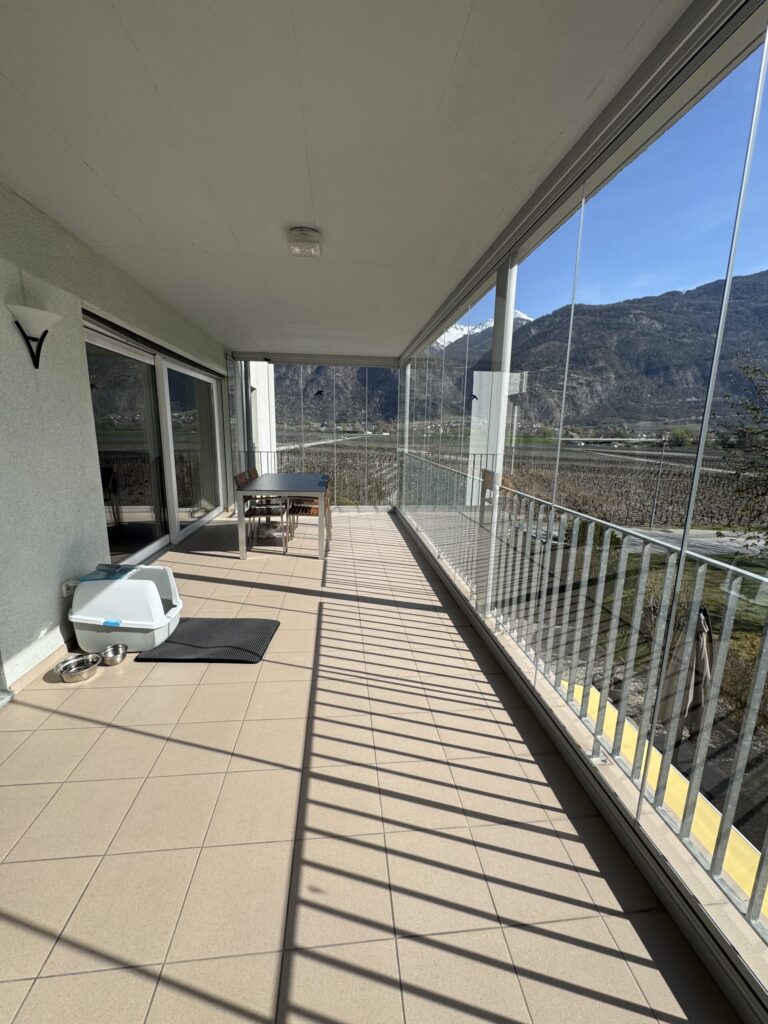 Verglaster Balkon mit Bergblick