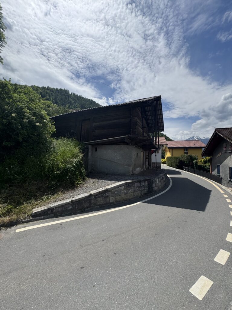 Ländliche Straße mit traditionellem Gebäude