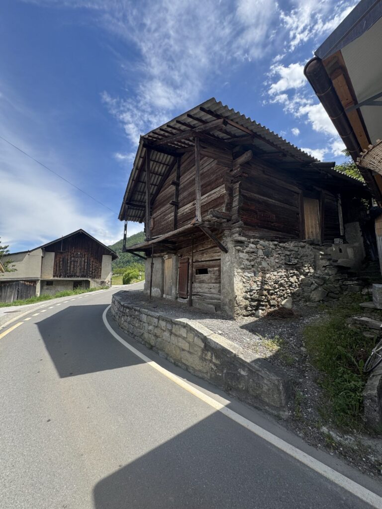 Altes Holzhaus an der Kurve