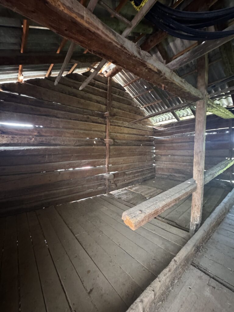 Rustikale Holzhütte im Innenraum