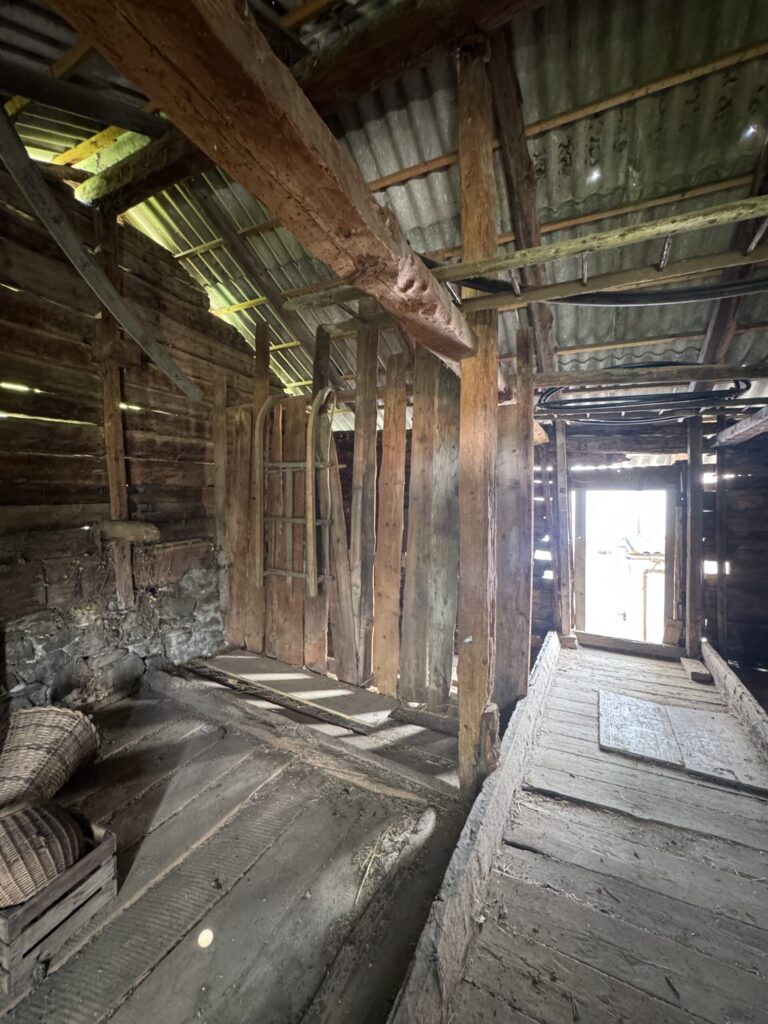 Rustikaler Innenraum mit Holz- und Wellblechstruktur