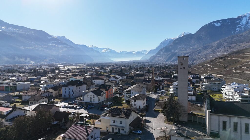 Bergpanorama über einer Stadt