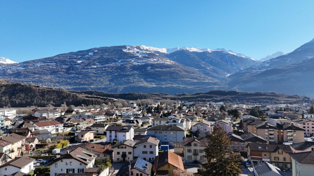 Stadt mit Bergpanorama