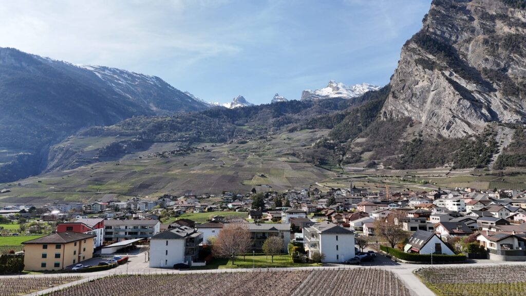 Bergpanorama über einer Stadt im Tal