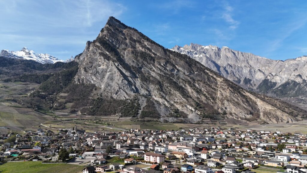 Alpenpanorama über einem Talort