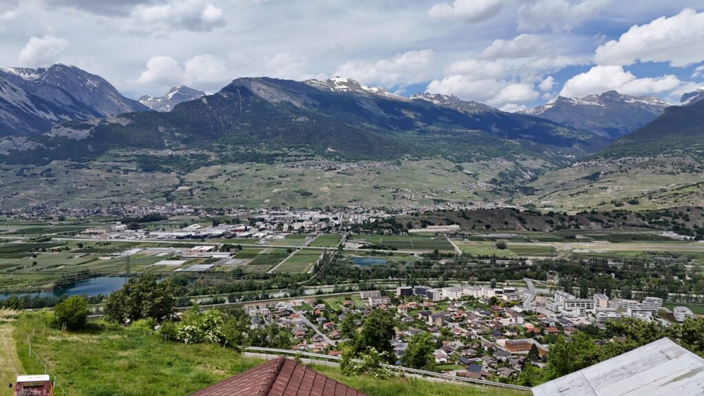 Bergpanorama über eine Talsiedlung