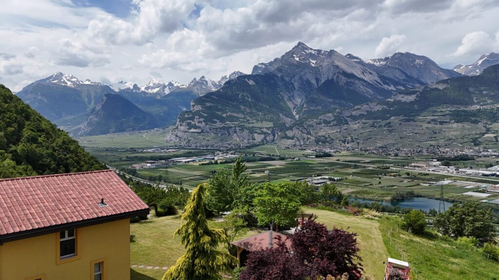Berglandschaft mit Haus und Panoramablick