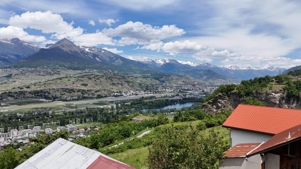 Bergpanorama mit Talblick