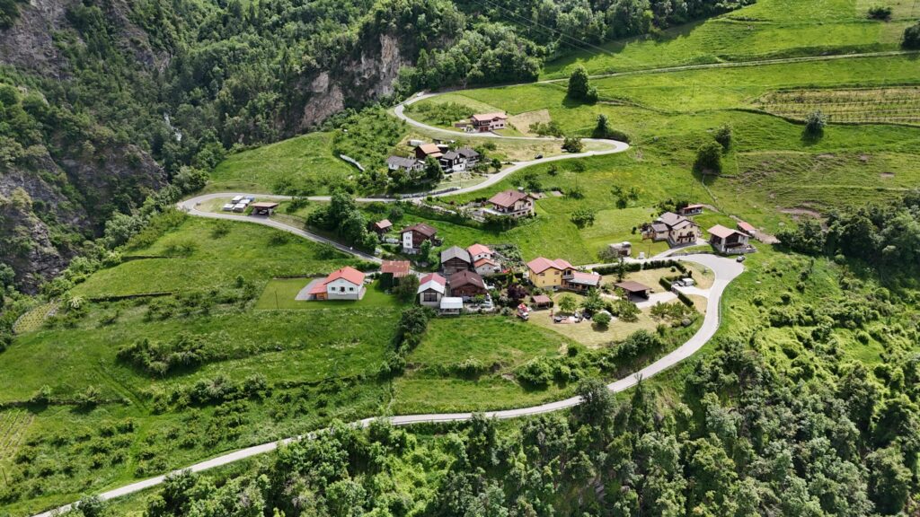 Ländliches Bergdorf in grüner Hanglage