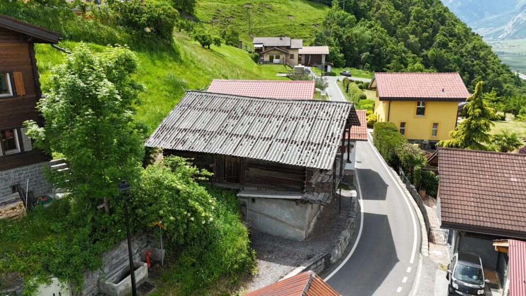 Ländliche Hanglage mit Häusern und Straße