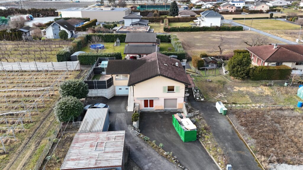 Villa Individuelle Avec Deux Appartements, Piscine Et Grand Terrain – Ardon