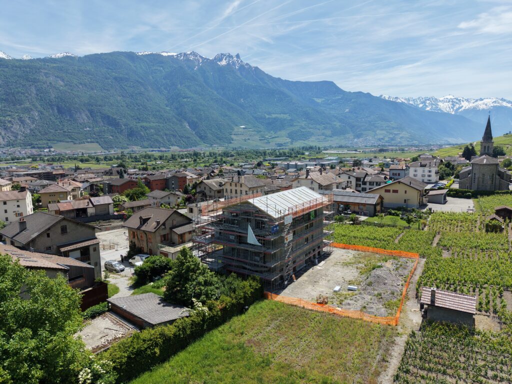 Bergdorf mit Neubau im Gerüst