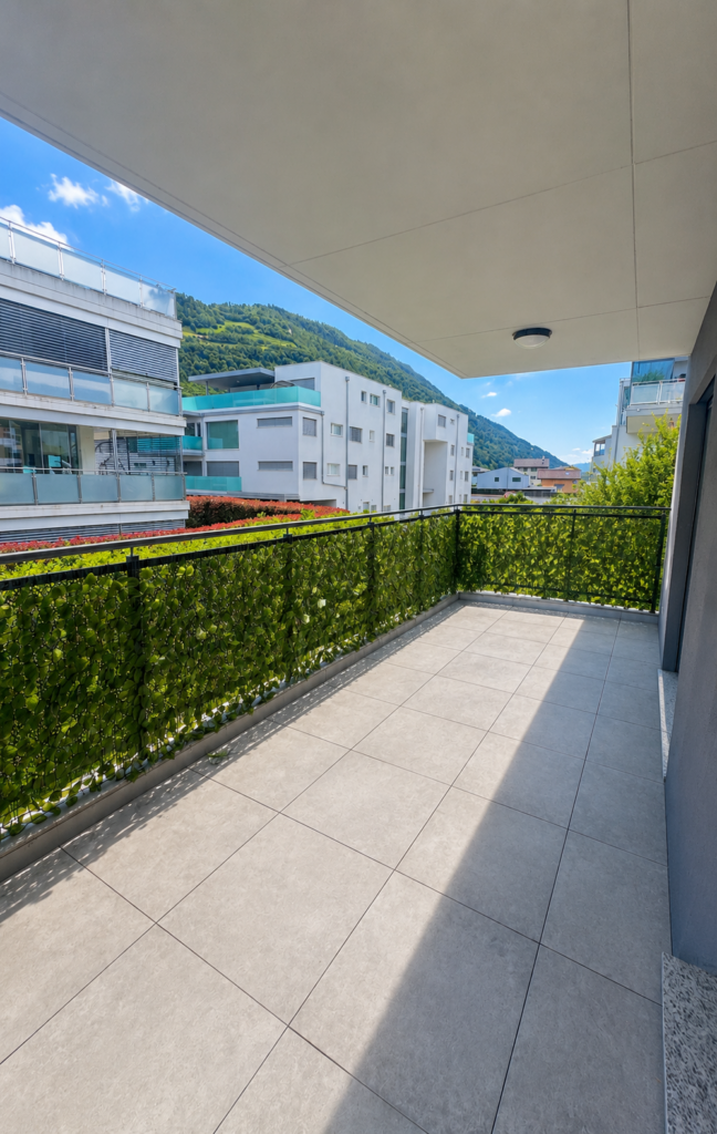 Moderne Terrasse mit Bergblick